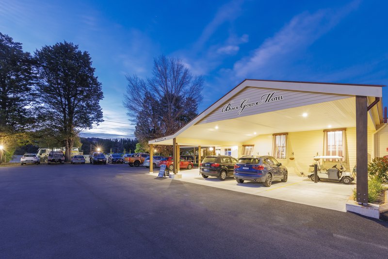 Black Gold Country Cabins & Motel 16/22