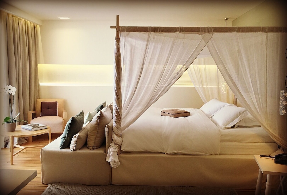 SUITE, QUEEN BED