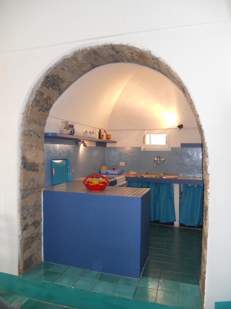 Dammusi Sciuvechi Resort 1/50