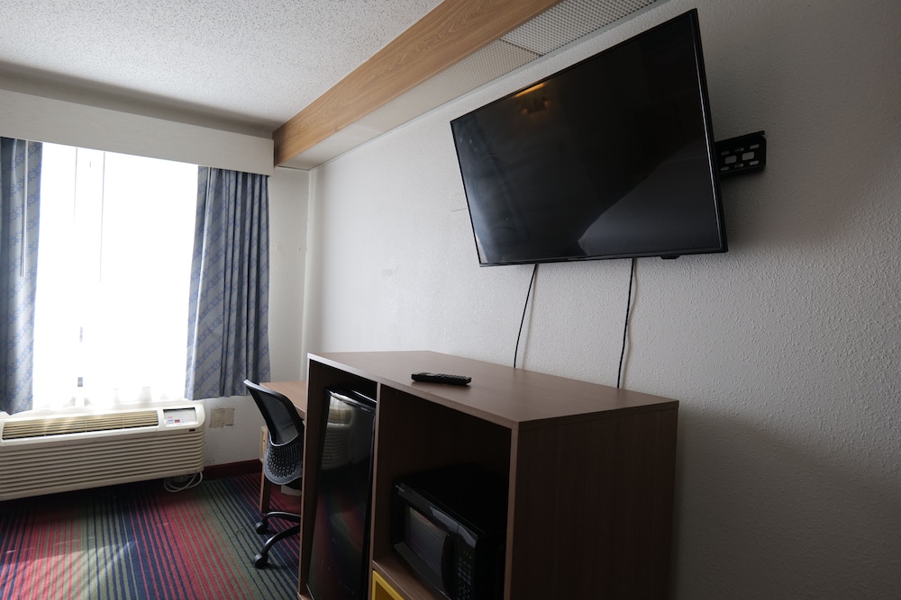 Days Inn By Wyndham Flint/Bishop International Airport 24/41