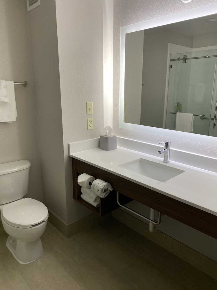 Holiday Inn Express Hotel And Suites Weston 18/54