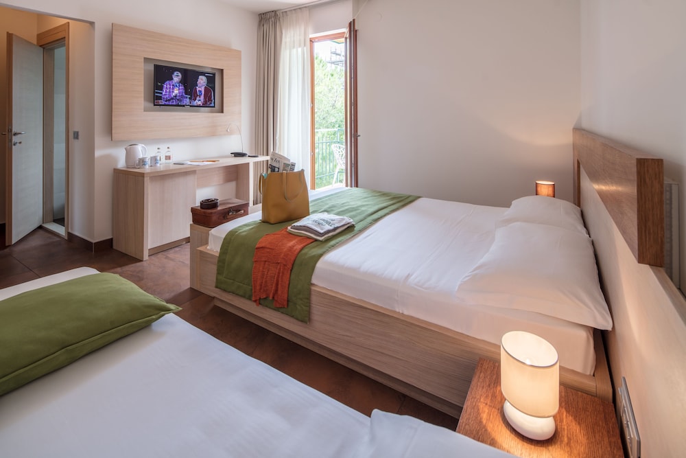 ROOM, TRIPLE, 1 DOUBLE AND 1 SINGLE BED, BALCONY