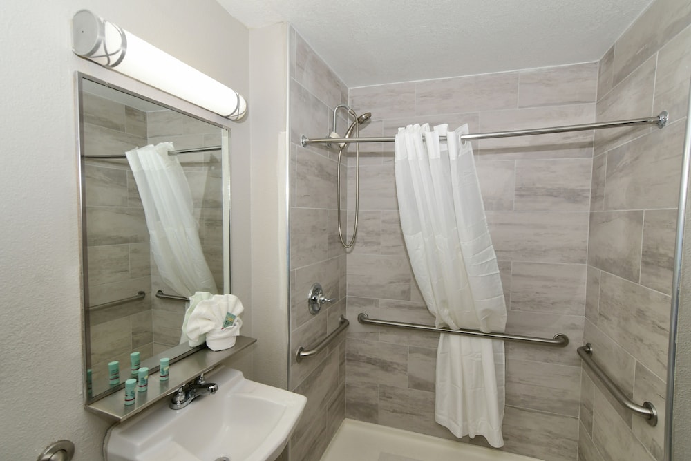 Rock Island Inn & Suites Marshalltown 50/55