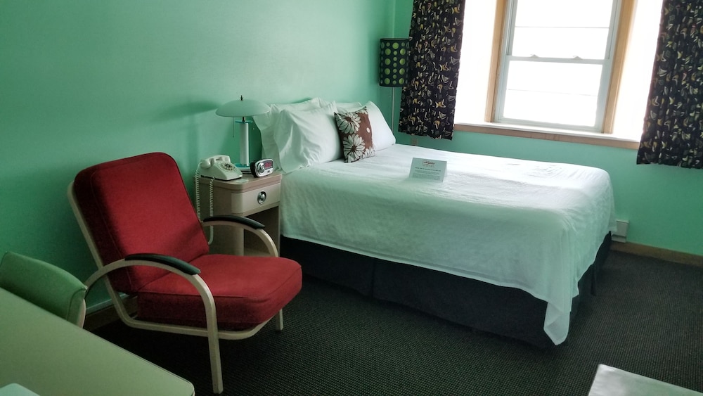 Holiday Music Motel 24/64