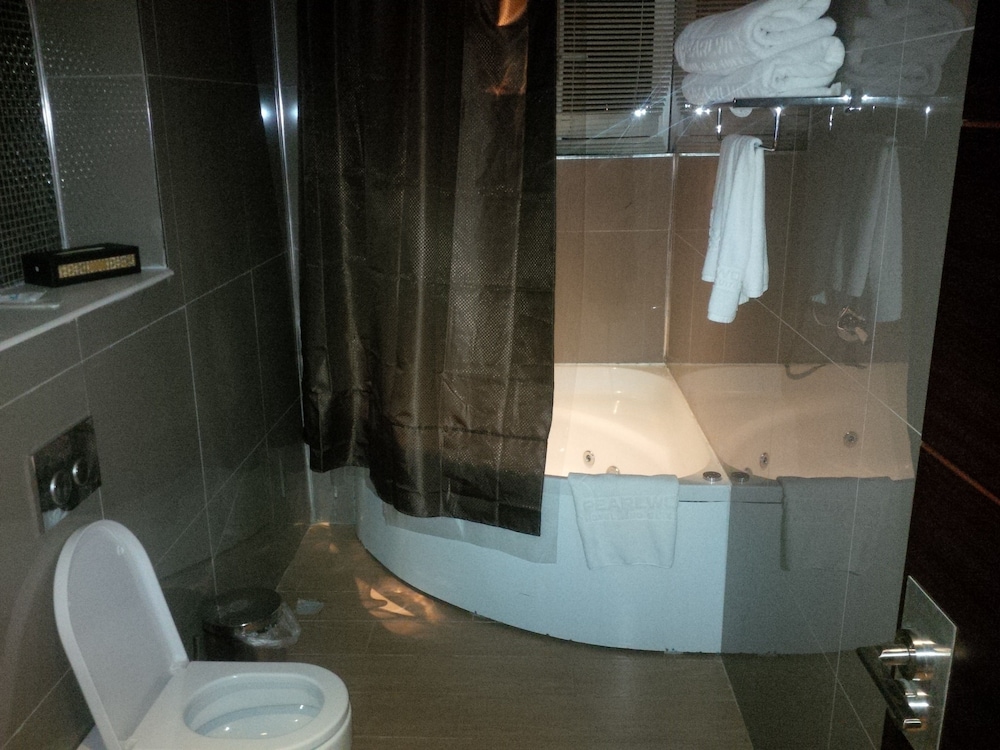 Pearlwort Hotel and Suites 44/45