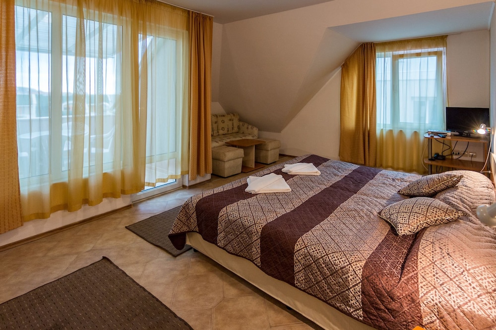FAMILY HOTEL VENERA 24/48
