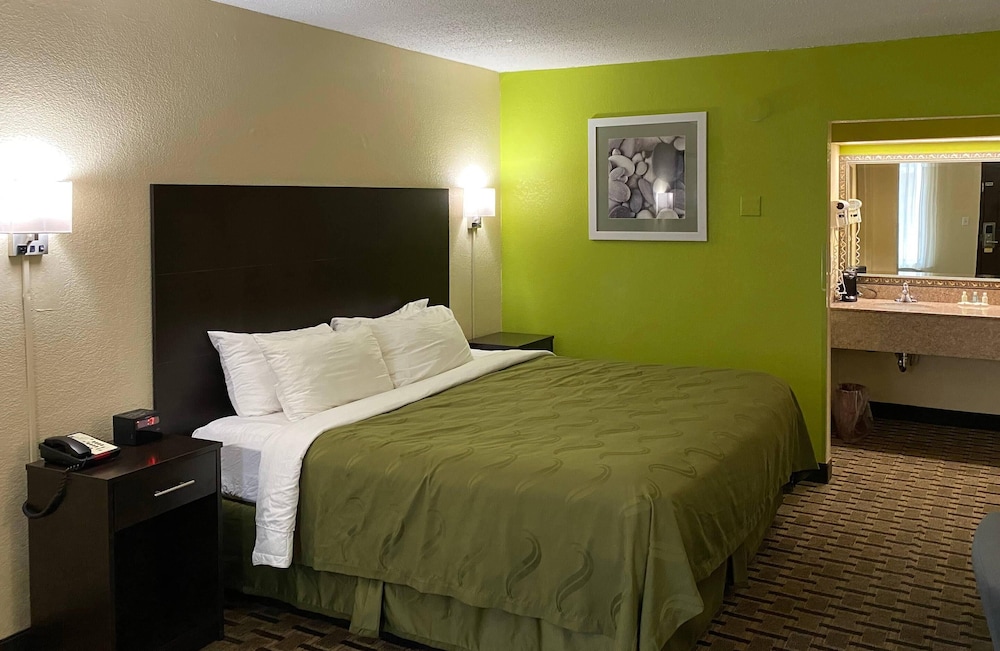 Room, King Bed, Smoking, Accessible