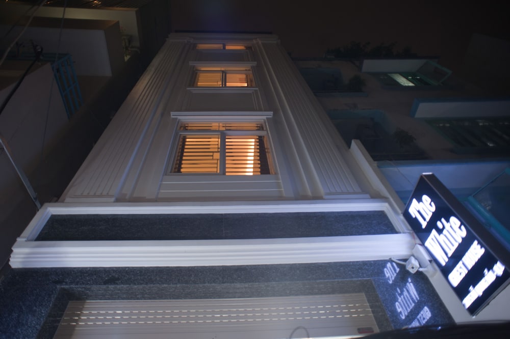 The White Guest House 2/35