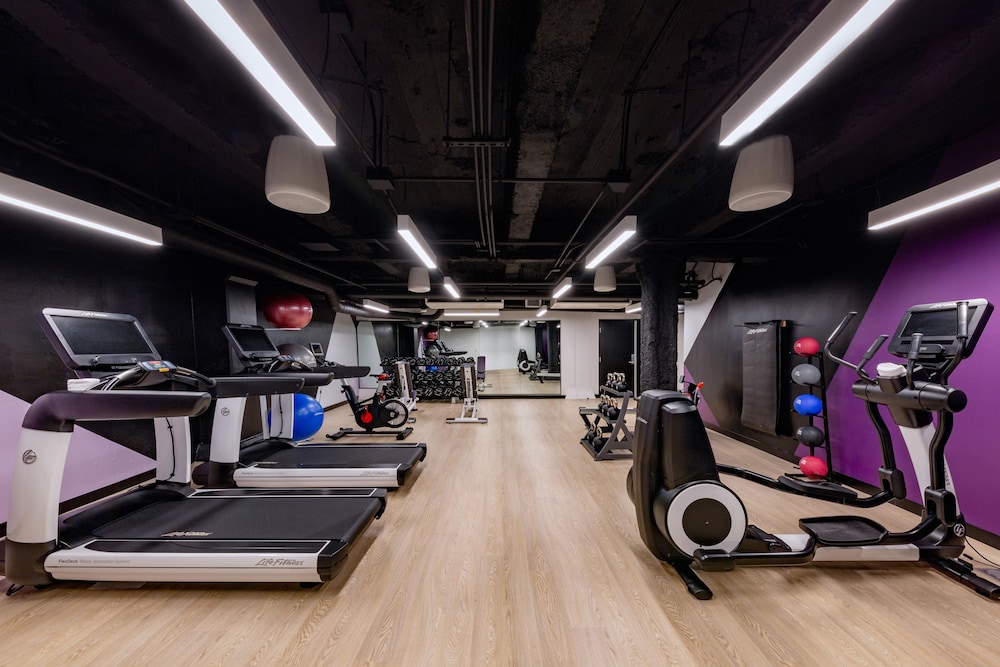 YOTEL San Francisco, Select by Hilton 44/76