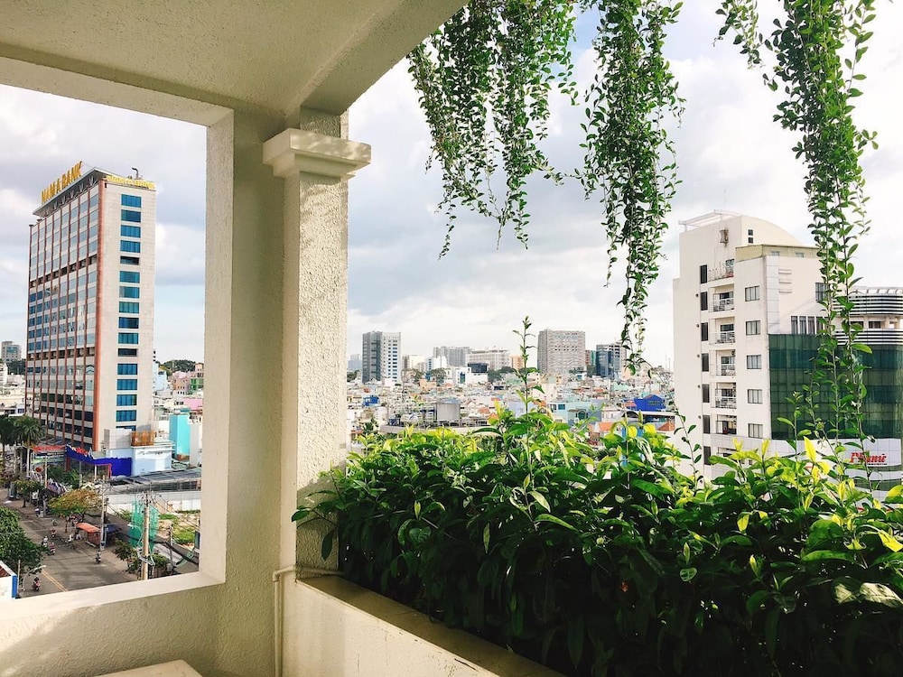 Lotus Saigon Hotel 57/62