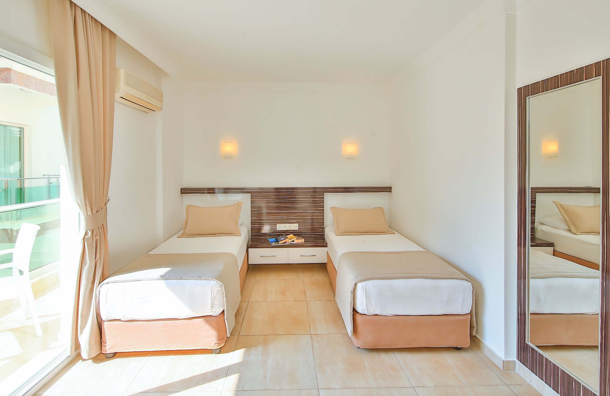 ROOM, TWIN BEDS, PARTIAL SEA VIEW