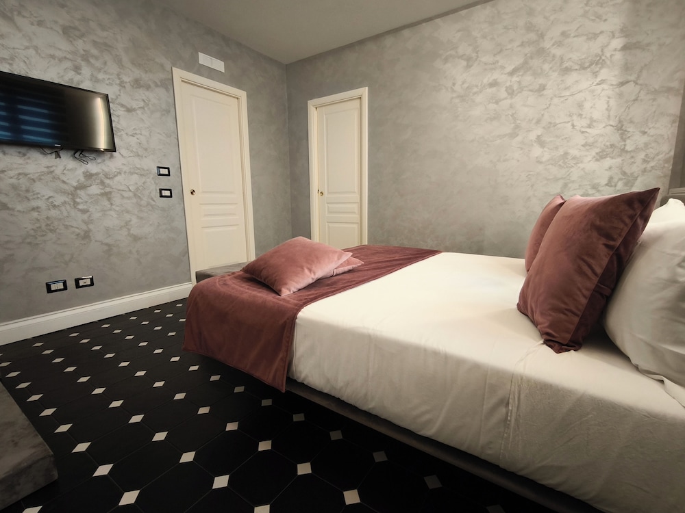 City, Queen Bed