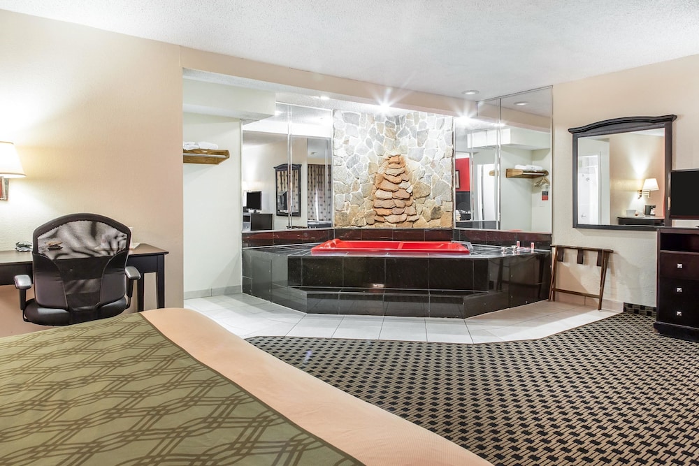Econo Lodge West Haven 8/38