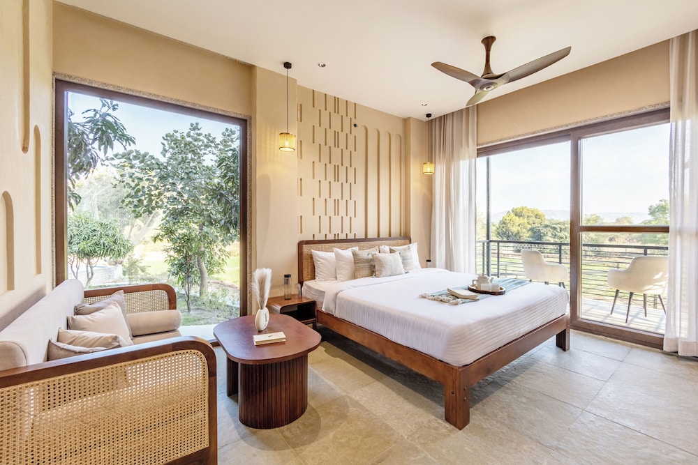 ELIVAAS Cows and Cuddles 4 BHK with Pvt Pool and Garden 25/68