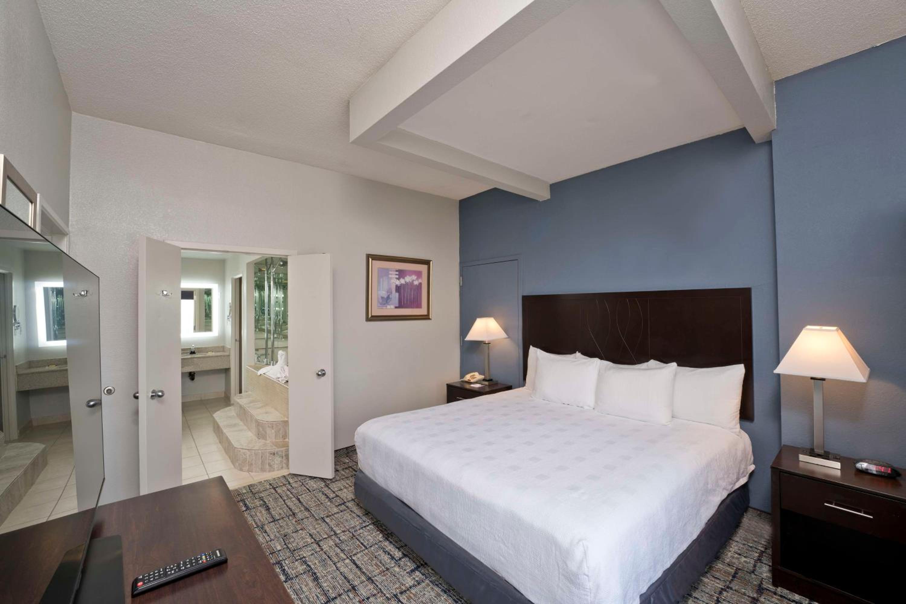 جناح تنفيذي بسرير كينج، Best Western Plus Hotel & Conference Center 4/7
