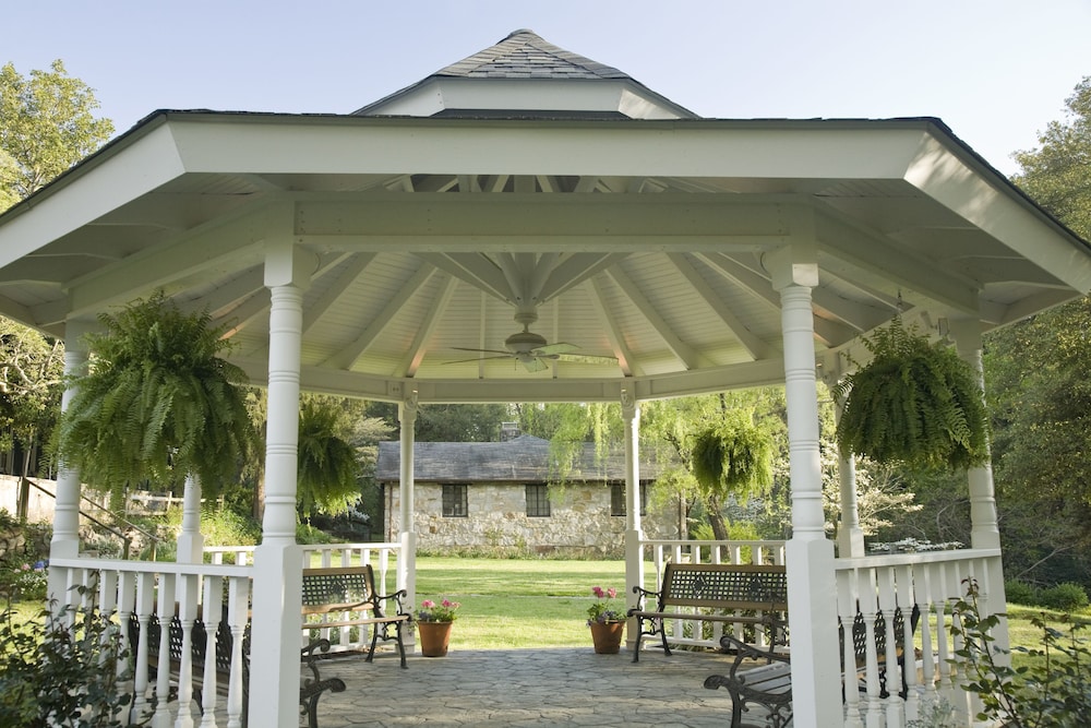 1906 Pine Crest Inn & Restaurant 2/64