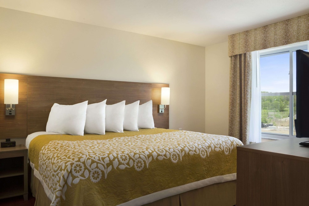 Days Inn And Suites Belmont 16/30
