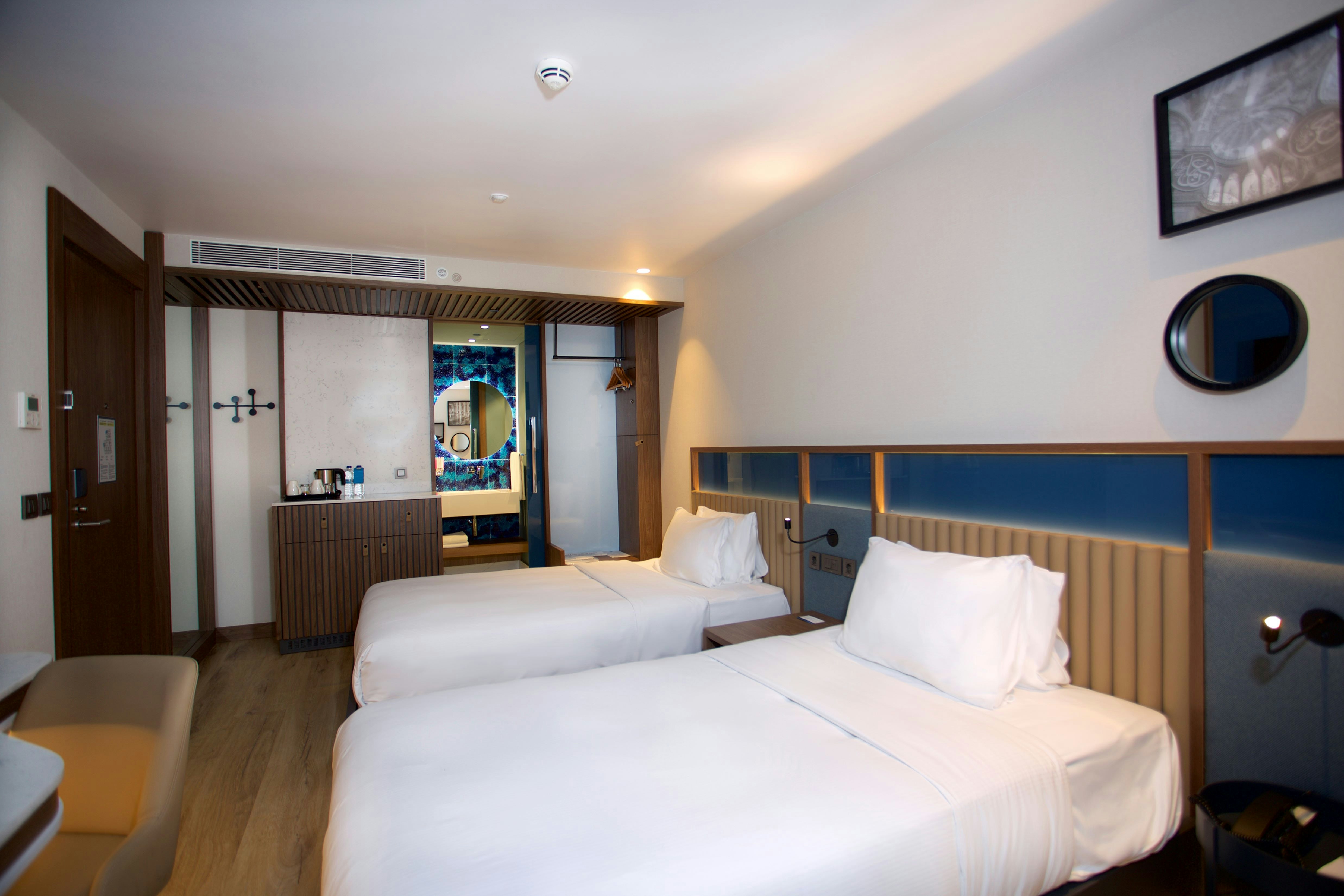 ROOM, TWIN BEDS