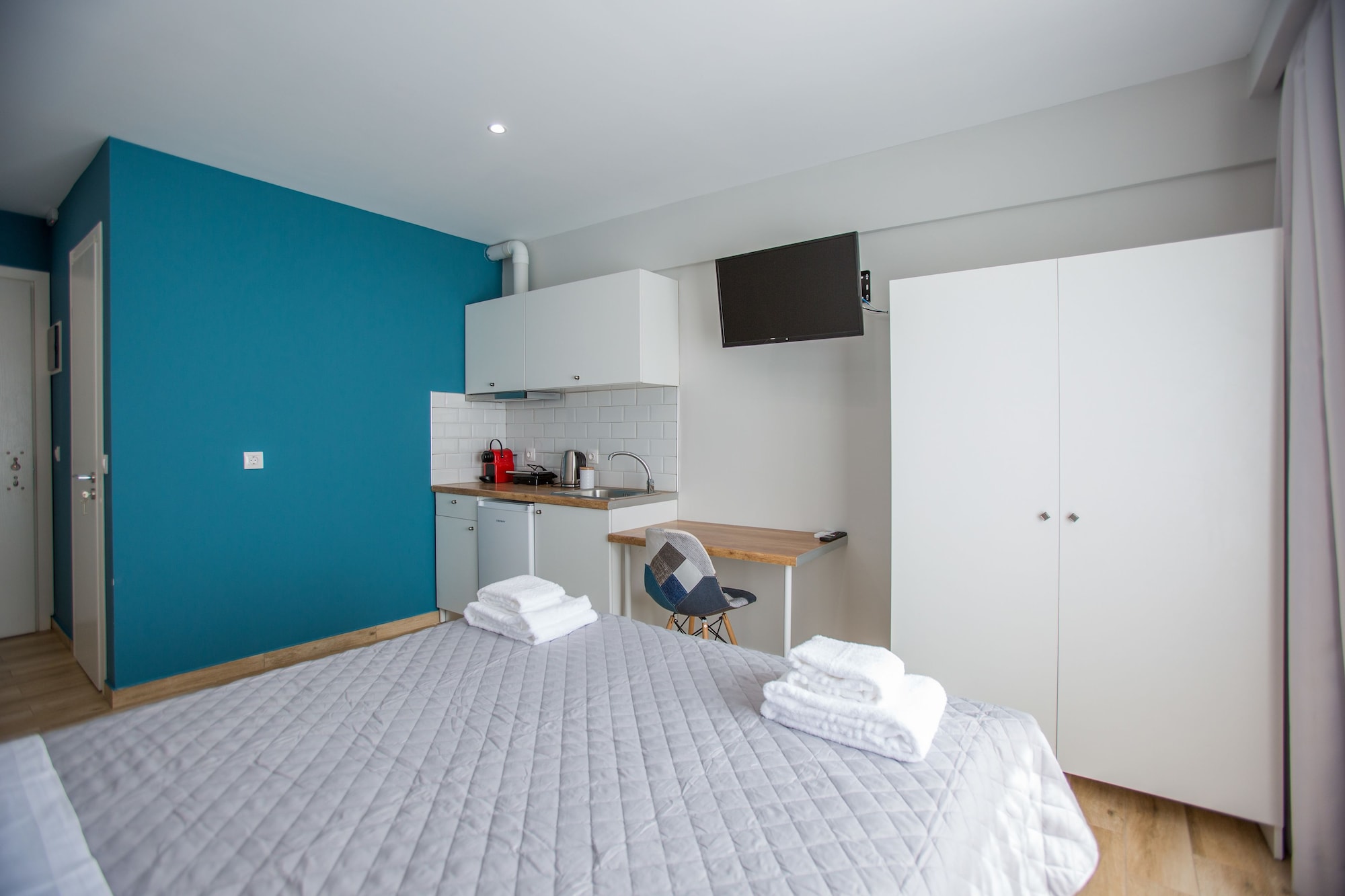 CLASSIC, STUDIO, QUEEN BED