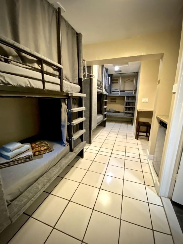 Sheridan Hostel 25/50