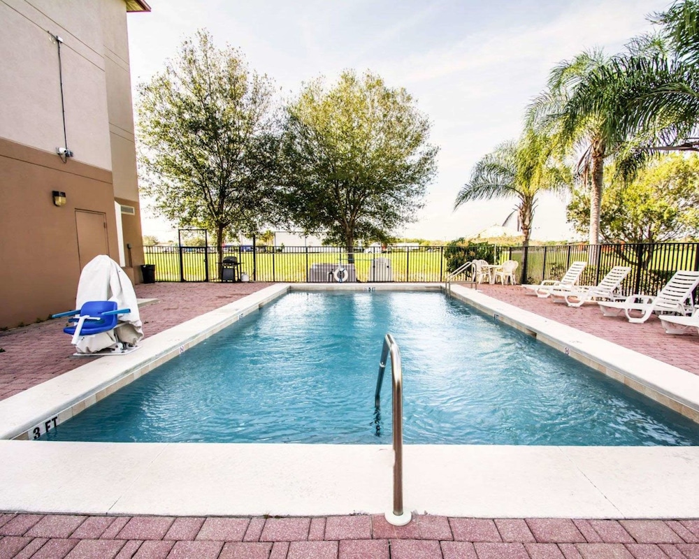 Sleep Inn Fort Pierce I-95 24/33