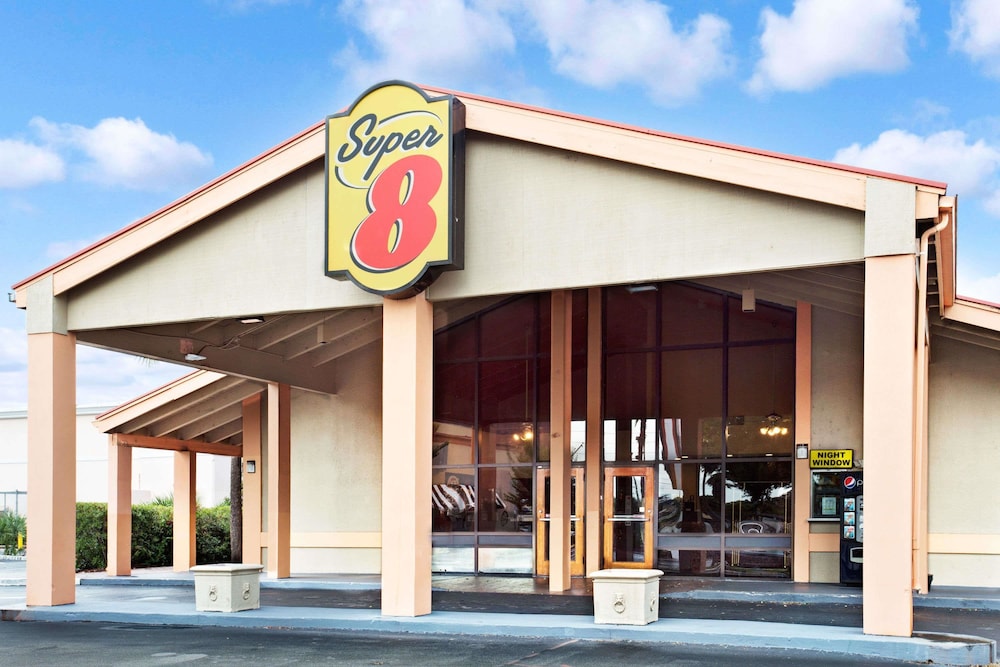 Super 8 By Wyndham Kissimmee/Maingate/Orlando Area 3/28
