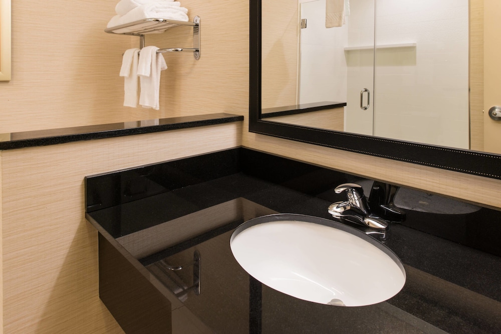 Fairfield Inn Suites Utica 10/47