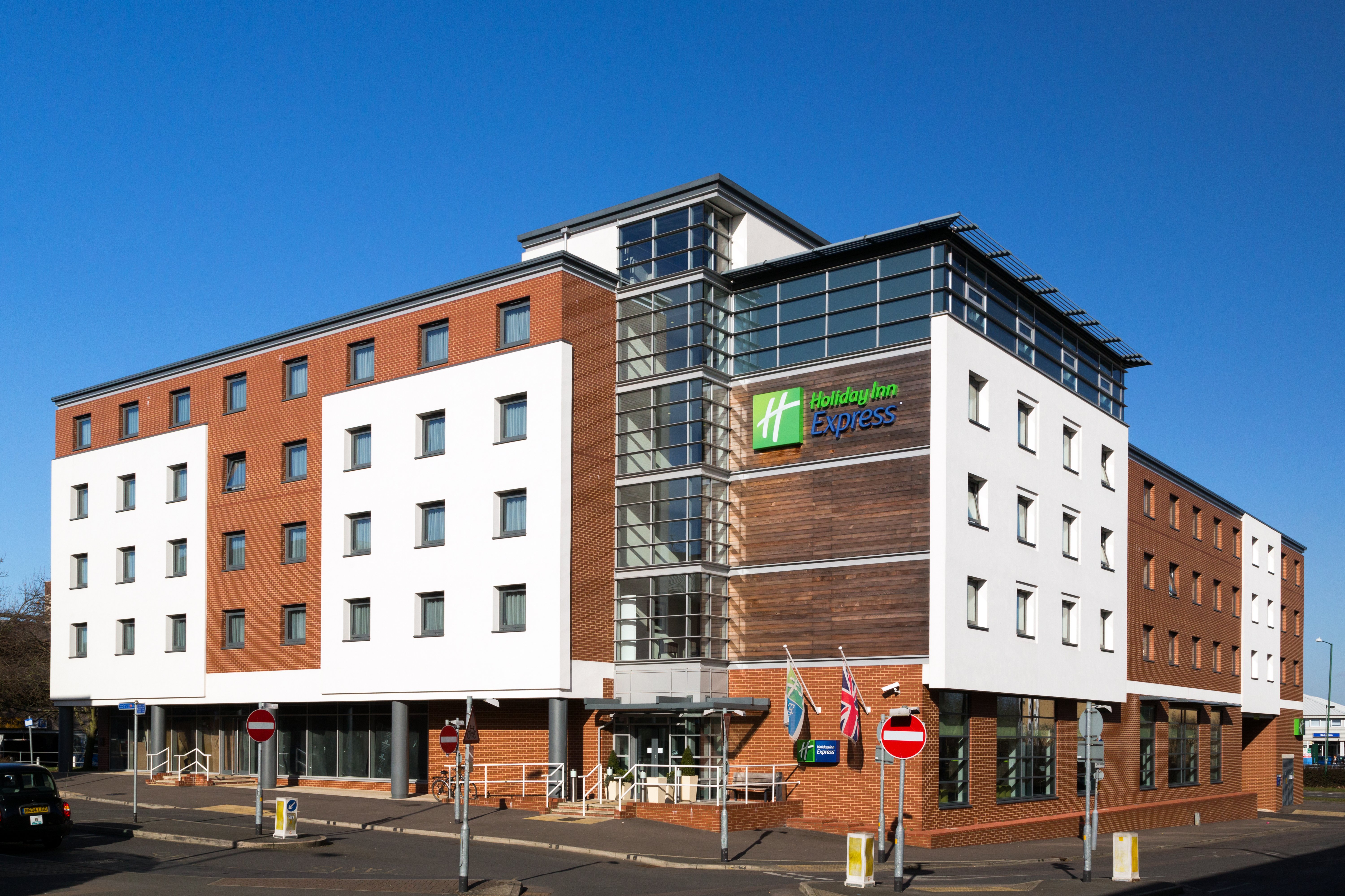 HOLIDAY INN EXPRESS HARLOW 4/74
