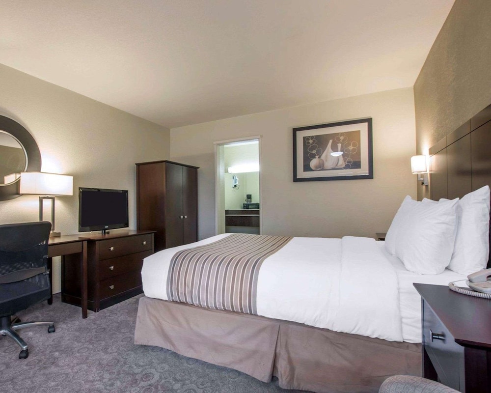 Standard, Queen Bed, Rodeway Inn Convention Center 4/5