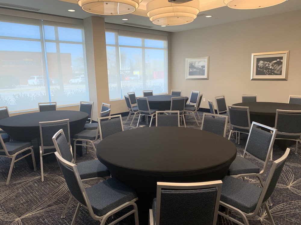 La Quinta Inn & Suites by Wyndham Kansas City Beacon Hill 38/44