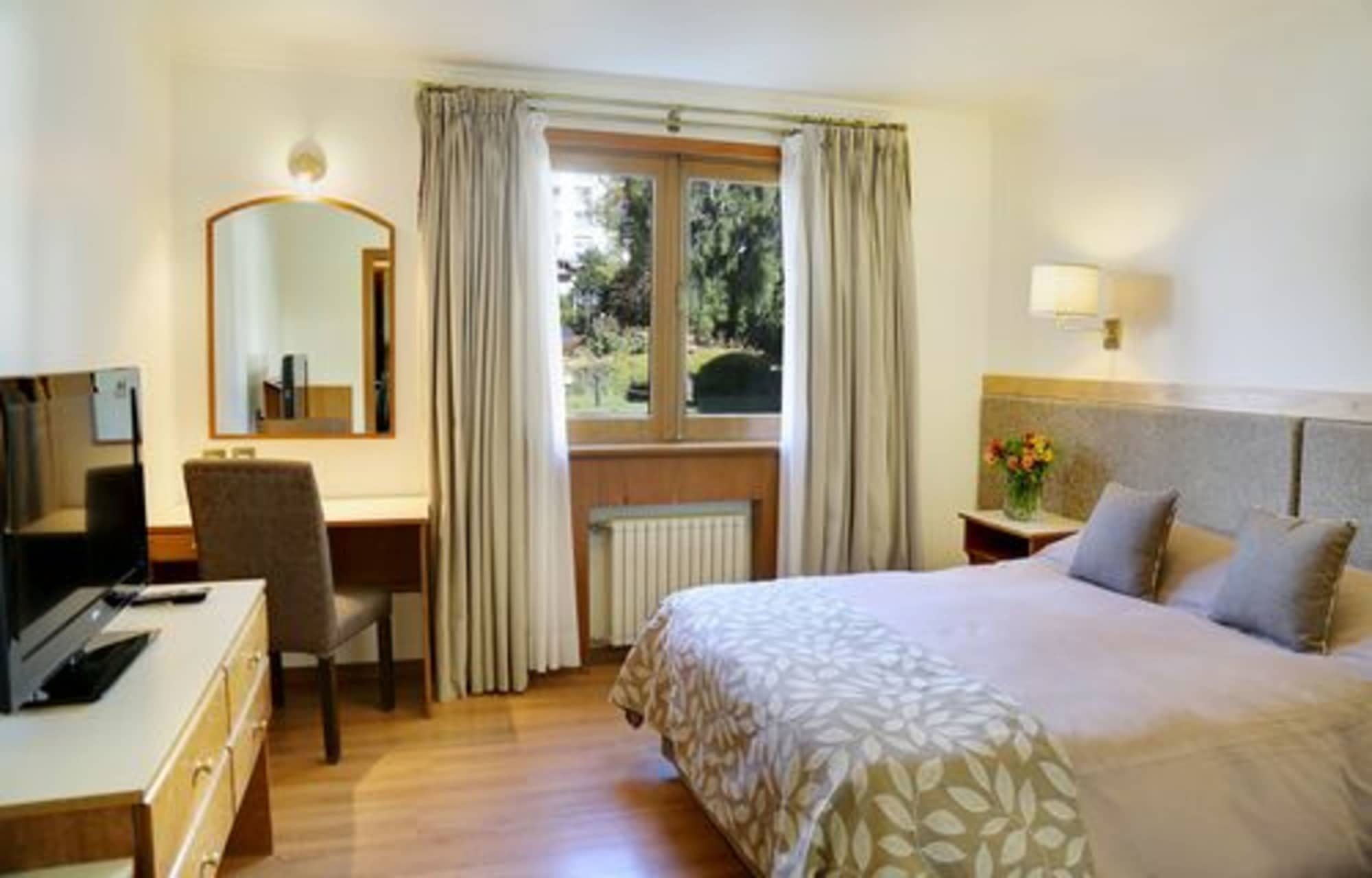 ROOM, DOUBLE OR TWIN BED