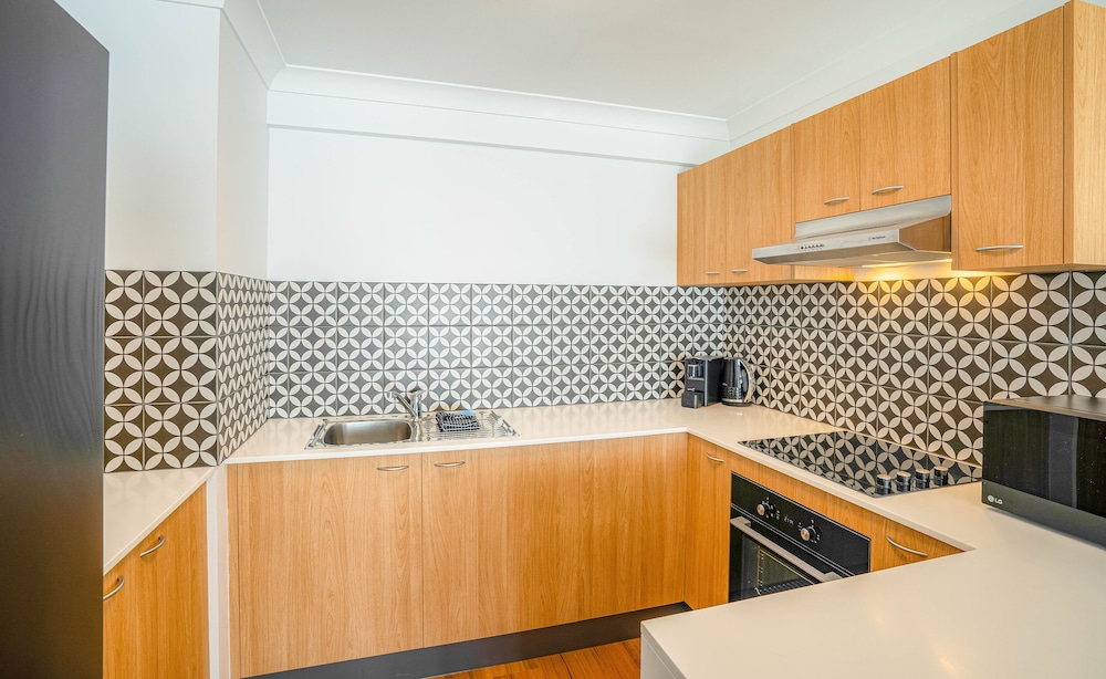AIRLIE BEACH HOTEL 33/70
