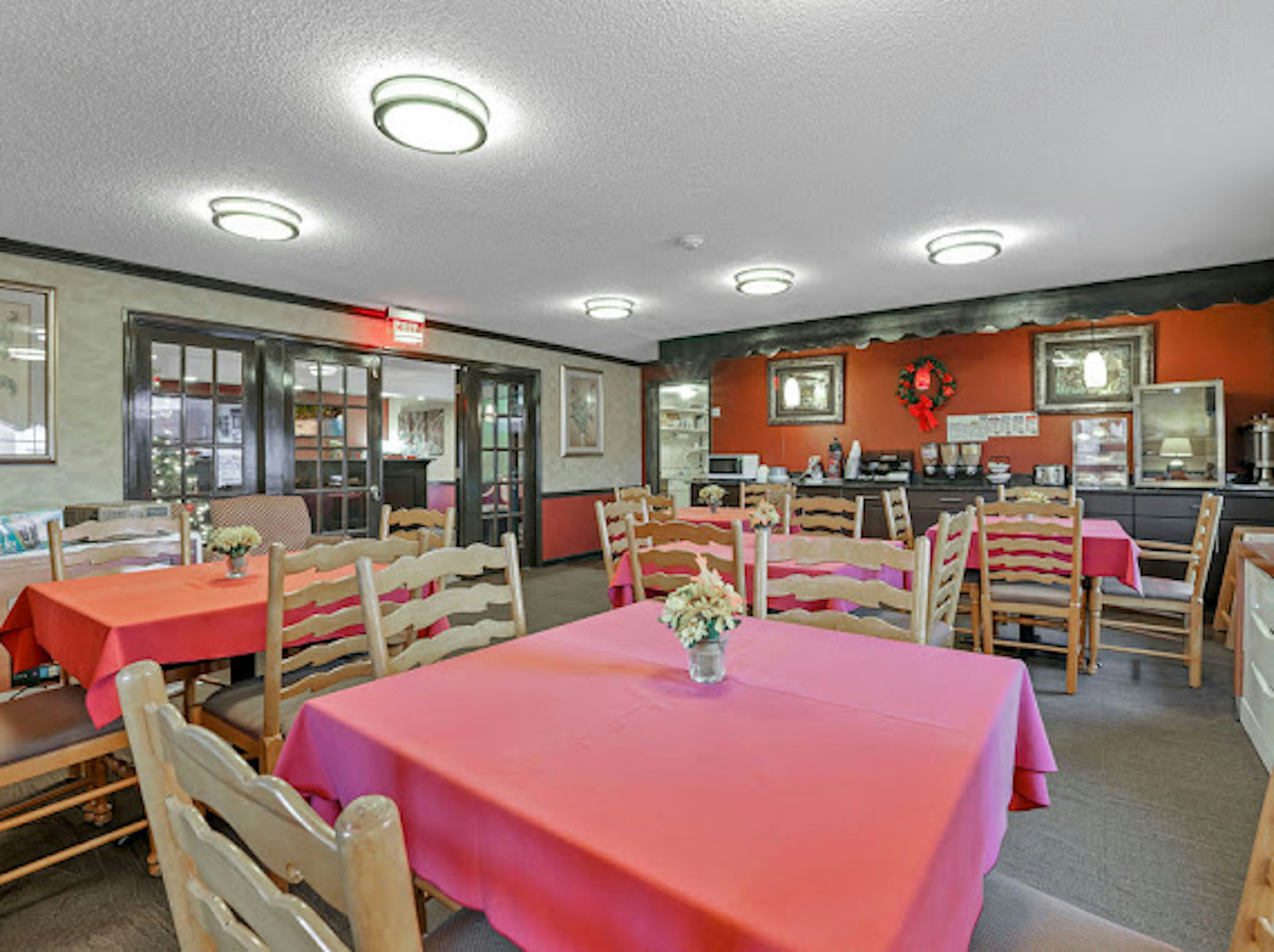 Red Roof Inn Uhrichsville 23/33