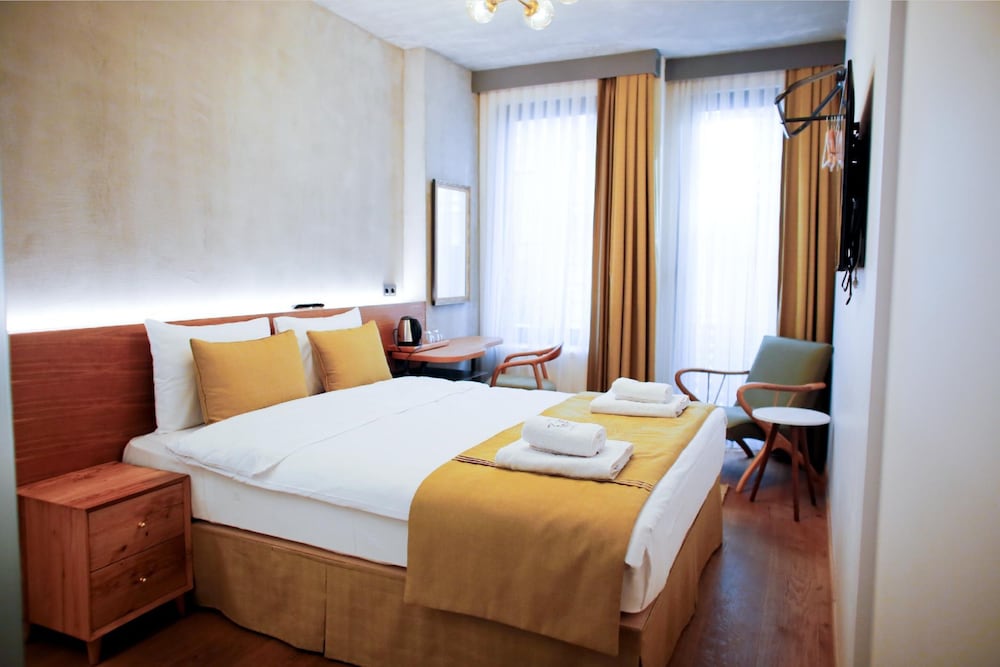 Aleksandr Pera Hotel 10/50