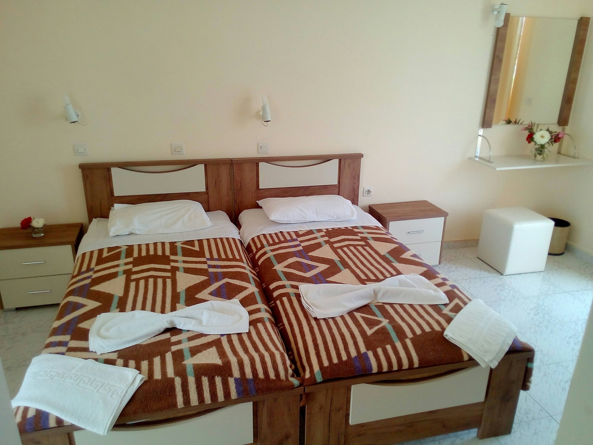 Semi Room, Basic, Basement, Twin Beds، Leonidas Hotel & Studios 2/3