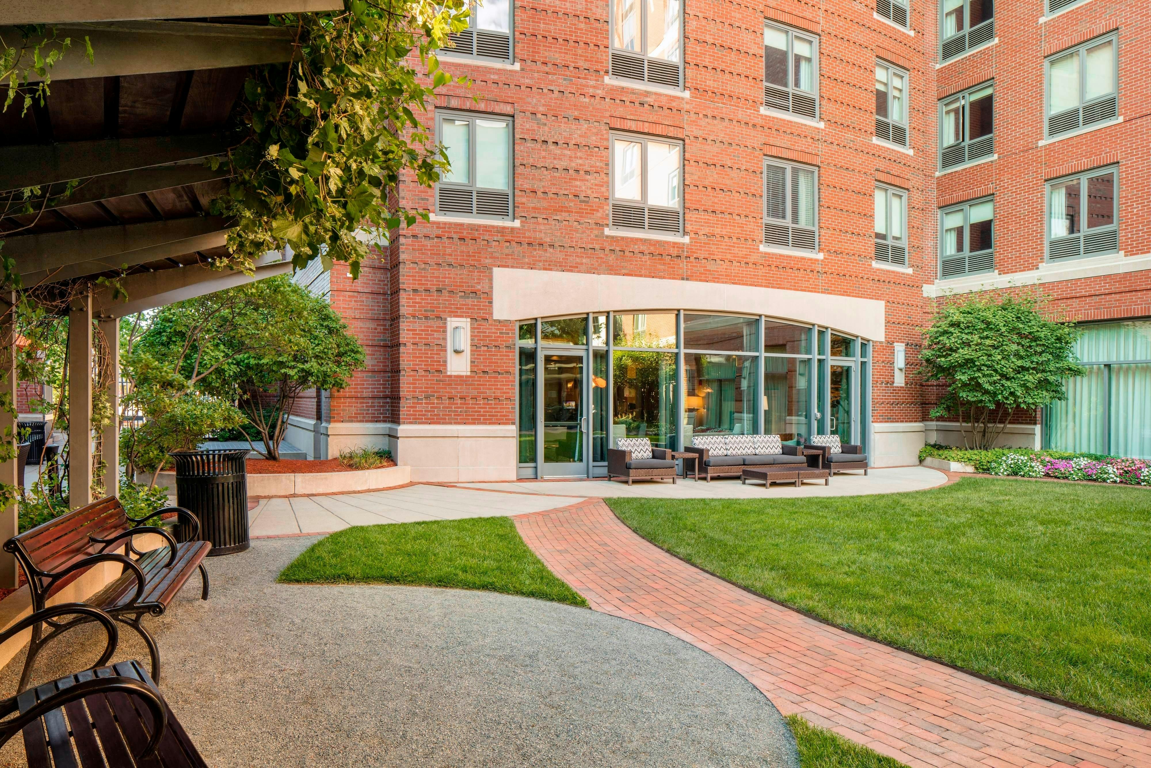 Courtyard By Marriott Boston Brookline 17/17