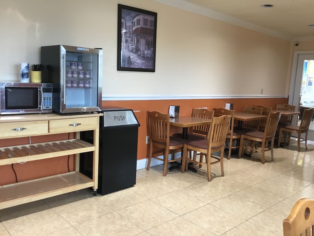 Days Inn by Wyndham San Antonio Airport 35/37