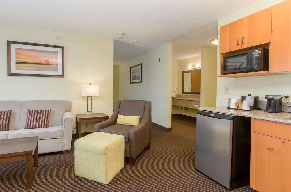White Pines Inn & Suites of Holland 33/48