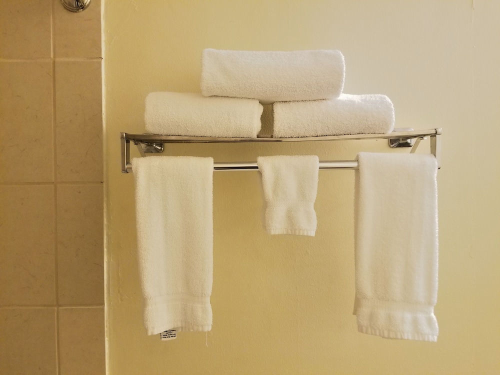Great Lakes Inn and Suites 26/45