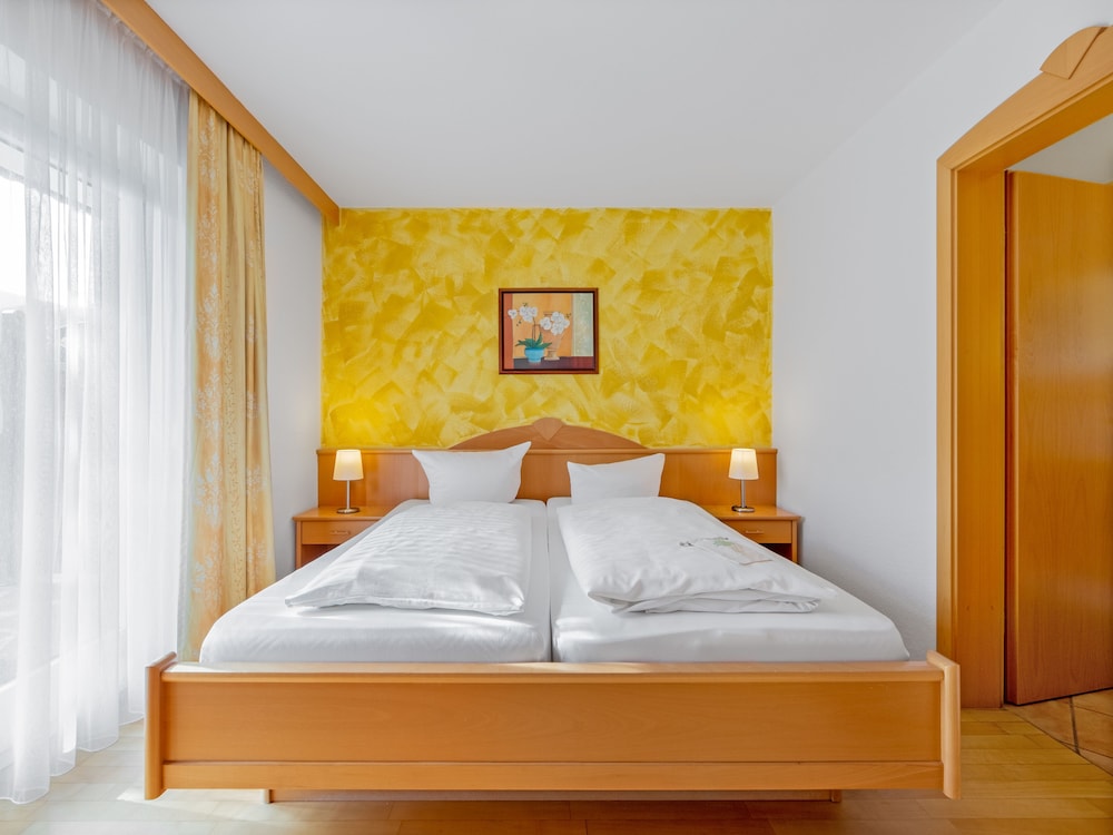 Deluxe, Studio, Queen Bed, Sofa