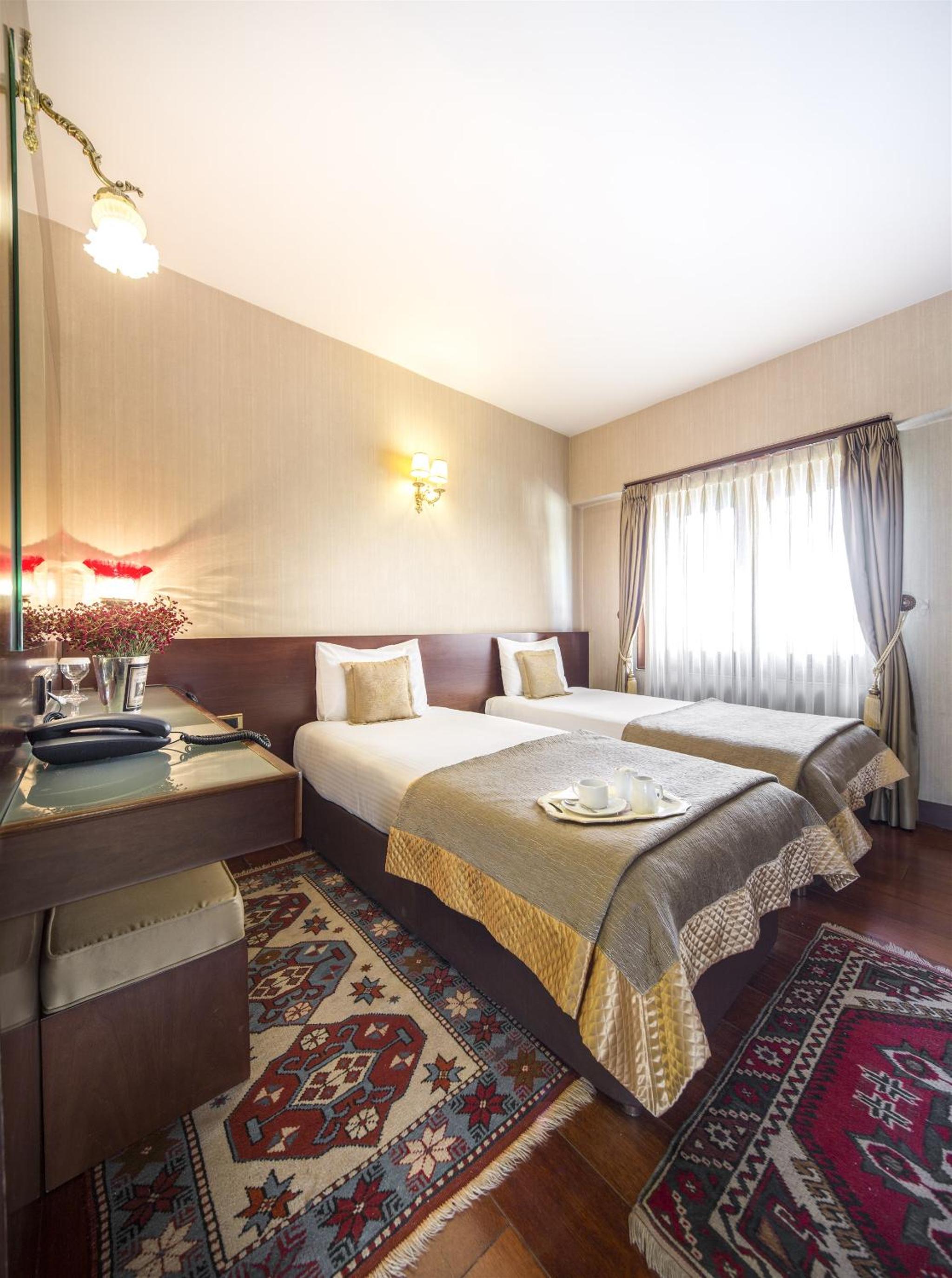 ROOM, DOUBLE BED