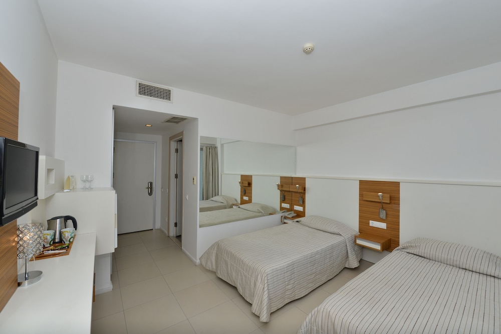 ROOM, TWIN BEDS