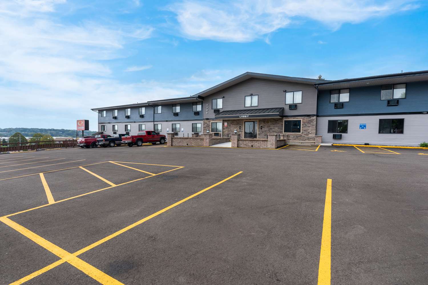 Econo Lodge Madison East 23/24