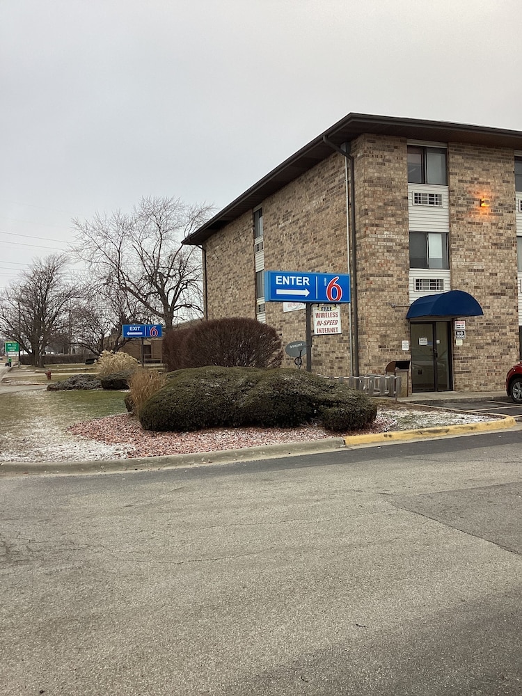 Motel6 Bridgeview, IL 56/64