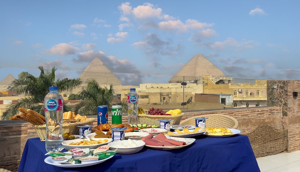 Three Giza Pyramids Inn 60/65