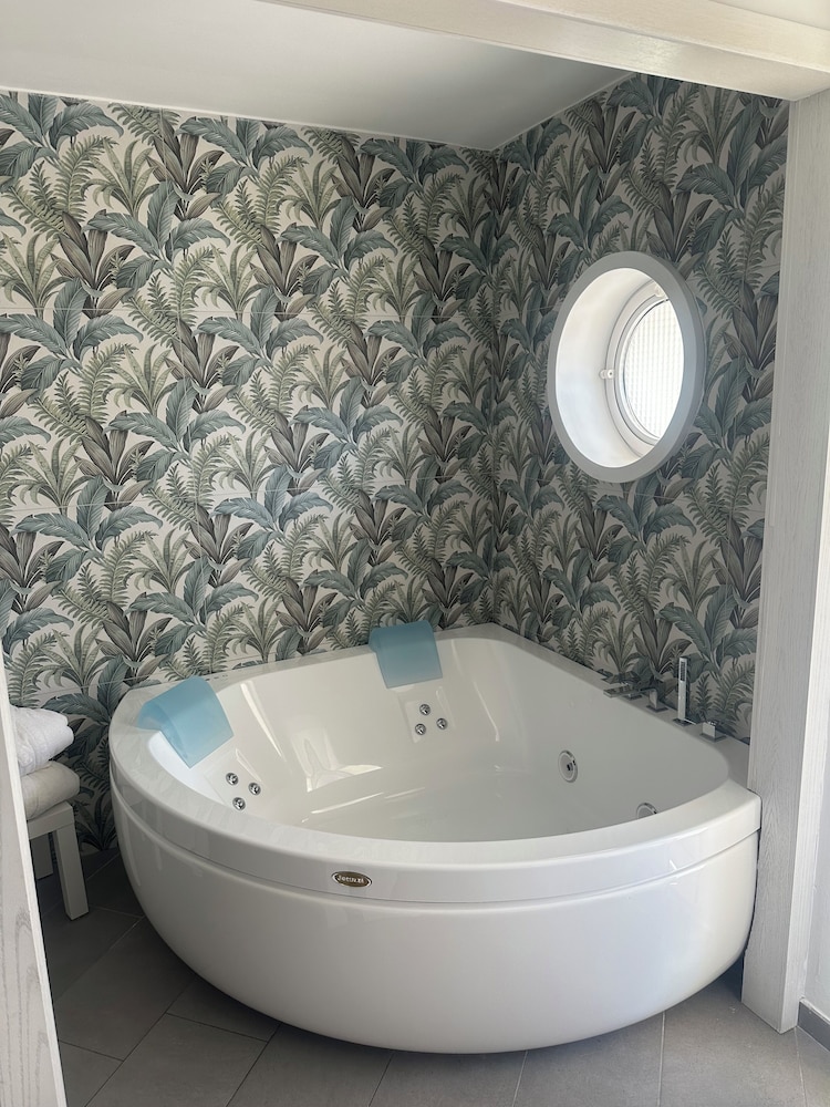Tasso Suites 69/71
