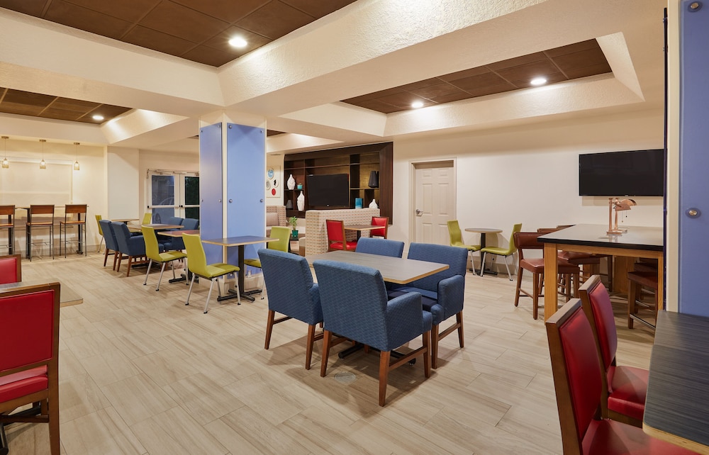 Holiday Inn Express And Suites Orlando International Airport 41/62