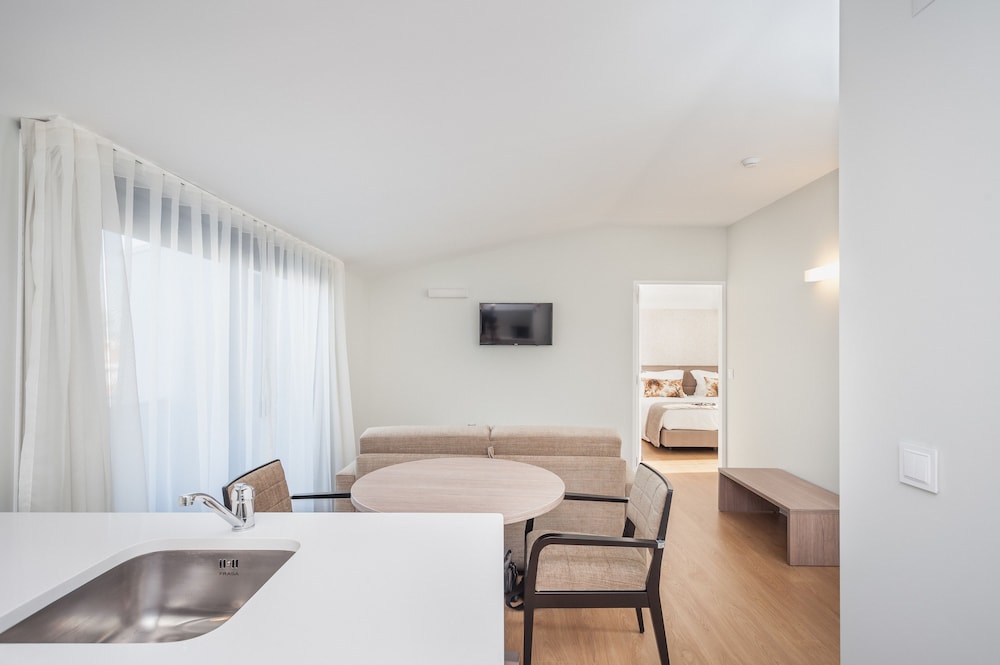 Essence Inn Marianos 33/67