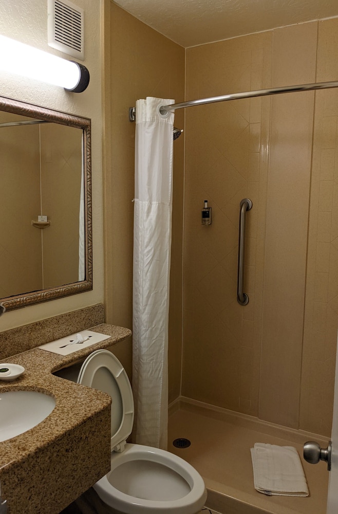 Beachside Hotel and Suites 13/43