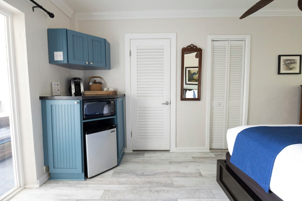 Coconut Palm Inn 6/50